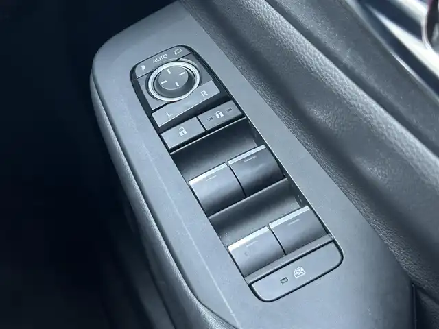 トヨタ プリウス Z 静岡県 2023(令5)年 3.8万km アティチュードブラックマイカ トヨタチームメイト/アドバンストパーク（駐車支援機能）/トヨタセーフティセンス/・レーダークルーズコントロール/・プリクラッシュセーフティー/・レーンディパーチャーアラート/・ブラインドスポットモニター/・クリアランスソナー/・後方車両接近告知/・パーキングサポートブレーキ/・ロードサインアシスト/・リヤクロストラフィックアラート/・プロアクティブドライビングアシスト/・リヤカメラディテクション/・安心降車アシスト/12.3型ディスプレイオーディオ/（TVキット付/走行中視聴可能）/ナビ機能なし/・BT.AM.FM.Miracast.USB/パノラミックビューモニター/デジタルインナーミラー/パワーバックドア/パワーシート/メモリ機能有り/合皮シート/シートヒーター /シートベンチレーション/ビルトインETC2.0/ダウンサス（RSR Ti2000)/ワイヤレス充電/ハンドルヒーター/純正19インチAW/AC100V1500W/純正フロアマット/LEDヘッドライト/ステアリングスイッチ