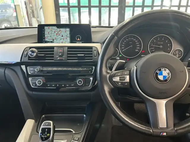 ＢＭＷ ３２０ｉ ツーリング Mスポーツ 東京都 2016(平28)年 5.9万km 白 純正メーカーナビ/(Bluetooth／CD／DVD／USB)/オートエアコン/ドライブレコーダー/アクティブクルーズコントロール/プッシュスタート/パドルシフト/運転席メモリーシート/運転席、助手席パワーシート/純正19インチアルミホイール/コーナーセンサー/W＋サイド＆ABS/電動格納ミラー/アイドリングストップ/プライバシーガラス/スポーツモード/ISOFIX/LEDヘッドライト/フロントフォグ/リアフォグ/革巻きステアリング/LKA/横滑り防止装置/取扱説明書/記録簿（R4.5/R6.5）