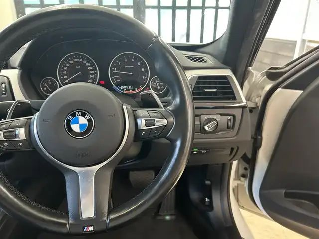 ＢＭＷ ３２０ｉ ツーリング Mスポーツ 東京都 2016(平28)年 5.9万km 白 純正メーカーナビ/(Bluetooth／CD／DVD／USB)/オートエアコン/ドライブレコーダー/アクティブクルーズコントロール/プッシュスタート/パドルシフト/運転席メモリーシート/運転席、助手席パワーシート/純正19インチアルミホイール/コーナーセンサー/W＋サイド＆ABS/電動格納ミラー/アイドリングストップ/プライバシーガラス/スポーツモード/ISOFIX/LEDヘッドライト/フロントフォグ/リアフォグ/革巻きステアリング/LKA/横滑り防止装置/取扱説明書/記録簿（R4.5/R6.5）