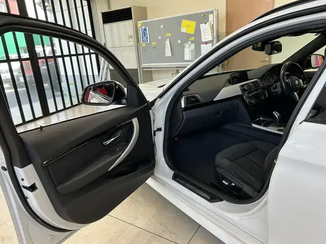 ＢＭＷ ３２０ｉ ツーリング Mスポーツ 東京都 2016(平28)年 5.9万km 白 純正メーカーナビ/(Bluetooth／CD／DVD／USB)/オートエアコン/ドライブレコーダー/アクティブクルーズコントロール/プッシュスタート/パドルシフト/運転席メモリーシート/運転席、助手席パワーシート/純正19インチアルミホイール/コーナーセンサー/W＋サイド＆ABS/電動格納ミラー/アイドリングストップ/プライバシーガラス/スポーツモード/ISOFIX/LEDヘッドライト/フロントフォグ/リアフォグ/革巻きステアリング/LKA/横滑り防止装置/取扱説明書/記録簿（R4.5/R6.5）