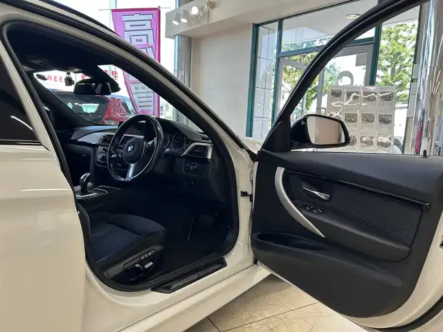 ＢＭＷ ３２０ｉ ツーリング Mスポーツ 東京都 2016(平28)年 5.9万km 白 純正メーカーナビ/(Bluetooth／CD／DVD／USB)/オートエアコン/ドライブレコーダー/アクティブクルーズコントロール/プッシュスタート/パドルシフト/運転席メモリーシート/運転席、助手席パワーシート/純正19インチアルミホイール/コーナーセンサー/W＋サイド＆ABS/電動格納ミラー/アイドリングストップ/プライバシーガラス/スポーツモード/ISOFIX/LEDヘッドライト/フロントフォグ/リアフォグ/革巻きステアリング/LKA/横滑り防止装置/取扱説明書/記録簿（R4.5/R6.5）