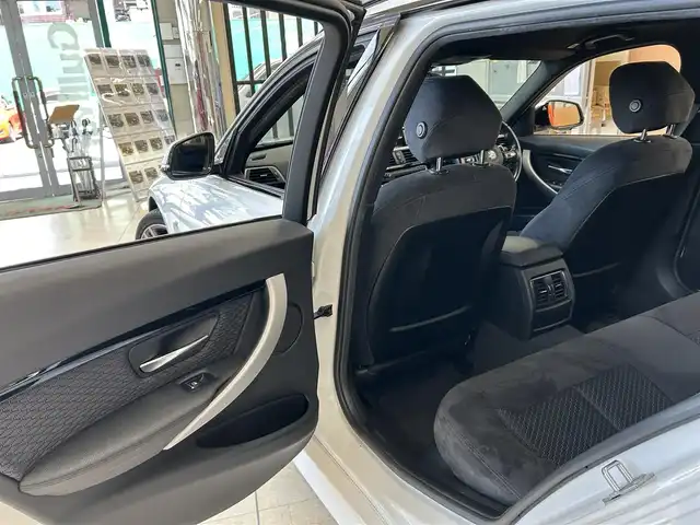 ＢＭＷ ３２０ｉ ツーリング Mスポーツ 東京都 2016(平28)年 5.9万km 白 純正メーカーナビ/(Bluetooth／CD／DVD／USB)/オートエアコン/ドライブレコーダー/アクティブクルーズコントロール/プッシュスタート/パドルシフト/運転席メモリーシート/運転席、助手席パワーシート/純正19インチアルミホイール/コーナーセンサー/W＋サイド＆ABS/電動格納ミラー/アイドリングストップ/プライバシーガラス/スポーツモード/ISOFIX/LEDヘッドライト/フロントフォグ/リアフォグ/革巻きステアリング/LKA/横滑り防止装置/取扱説明書/記録簿（R4.5/R6.5）