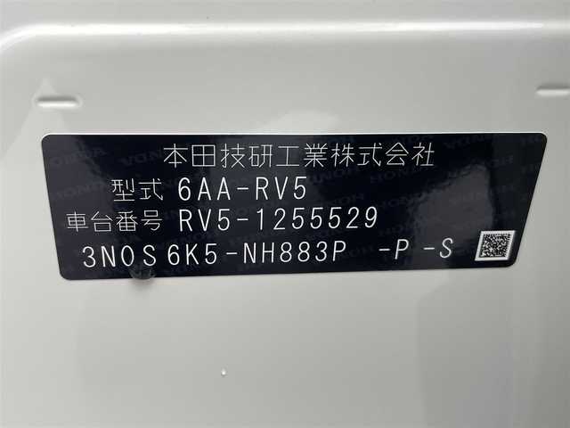 ホンダ ヴェゼル ハイブリッド e:HEV Z 熊本県 2025(令7)年 0.1万km未満 プラチナホワイトパール 登録済未使用車/純正ナビ（ＡｐｐｌＣａｒＰｌａｙ・ＡｎｄｒｏｉｄＡｕｔｏ・フルセグ・ＢＴ・ＵＳＢ）　/バックカメラ　/ビルトインＥＴＣ　/ホンダセンシング/・衝突軽減ブレーキ/・誤発進抑制機能/・後方誤発進抑制機能/・近距離衝突軽減ブレーキ/・歩行者事故低減ステアリング/・路外逸脱制御機能/・アダブティブクルーズコントロール/・渋滞運転支援機能/・先行車発進お知らせ/・標識認識システム/・ブラインドスポットモニター/・車線維持支援システム/・オートハイビーム/横滑り防止/ダウンヒルアシスト/置くだけ充電/前席シートヒーター/ステアリングヒーター/パワーバックドア/パドルシフト/ブレーキホールド/ハーフレザーシート/純正１８インチAW/フロントシーケンシャルウインカー/オートライト/LEDヘッドライト/フォグライト/スマートキー/プッシュスタート/スペアキー1本/保証書/取扱説明書