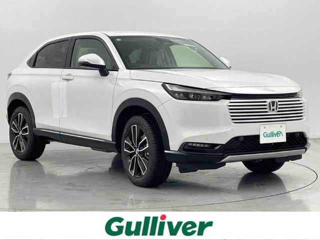 ホンダ ヴェゼル ハイブリッド e:HEV Z 熊本県 2025(令7)年 0.1万km未満 プラチナホワイトパール 登録済未使用車/純正ナビ（ＡｐｐｌＣａｒＰｌａｙ・ＡｎｄｒｏｉｄＡｕｔｏ・フルセグ・ＢＴ・ＵＳＢ）　/バックカメラ　/ビルトインＥＴＣ　/ホンダセンシング/・衝突軽減ブレーキ/・誤発進抑制機能/・後方誤発進抑制機能/・近距離衝突軽減ブレーキ/・歩行者事故低減ステアリング/・路外逸脱制御機能/・アダブティブクルーズコントロール/・渋滞運転支援機能/・先行車発進お知らせ/・標識認識システム/・ブラインドスポットモニター/・車線維持支援システム/・オートハイビーム/横滑り防止/ダウンヒルアシスト/置くだけ充電/前席シートヒーター/ステアリングヒーター/パワーバックドア/パドルシフト/ブレーキホールド/ハーフレザーシート/純正１８インチAW/フロントシーケンシャルウインカー/オートライト/LEDヘッドライト/フォグライト/スマートキー/プッシュスタート/スペアキー1本/保証書/取扱説明書