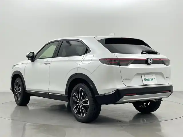 ホンダ ヴェゼル ハイブリッド e:HEV Z 熊本県 2025(令7)年 0.1万km未満 プラチナホワイトパール 登録済未使用車/純正ナビ（ＡｐｐｌＣａｒＰｌａｙ・ＡｎｄｒｏｉｄＡｕｔｏ・フルセグ・ＢＴ・ＵＳＢ）　/バックカメラ　/ビルトインＥＴＣ　/ホンダセンシング/・衝突軽減ブレーキ/・誤発進抑制機能/・後方誤発進抑制機能/・近距離衝突軽減ブレーキ/・歩行者事故低減ステアリング/・路外逸脱制御機能/・アダブティブクルーズコントロール/・渋滞運転支援機能/・先行車発進お知らせ/・標識認識システム/・ブラインドスポットモニター/・車線維持支援システム/・オートハイビーム/横滑り防止/ダウンヒルアシスト/置くだけ充電/前席シートヒーター/ステアリングヒーター/パワーバックドア/パドルシフト/ブレーキホールド/ハーフレザーシート/純正１８インチAW/フロントシーケンシャルウインカー/オートライト/LEDヘッドライト/フォグライト/スマートキー/プッシュスタート/スペアキー1本/保証書/取扱説明書