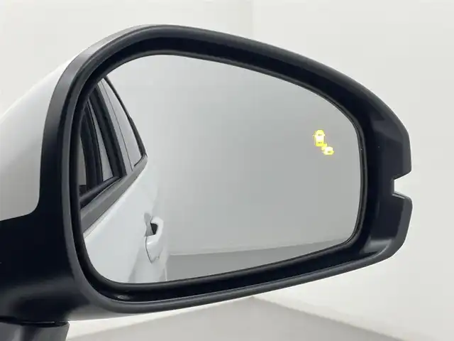 ホンダ ヴェゼル ハイブリッド e:HEV Z 熊本県 2025(令7)年 0.1万km未満 プラチナホワイトパール 登録済未使用車/純正ナビ（ＡｐｐｌＣａｒＰｌａｙ・ＡｎｄｒｏｉｄＡｕｔｏ・フルセグ・ＢＴ・ＵＳＢ）　/バックカメラ　/ビルトインＥＴＣ　/ホンダセンシング/・衝突軽減ブレーキ/・誤発進抑制機能/・後方誤発進抑制機能/・近距離衝突軽減ブレーキ/・歩行者事故低減ステアリング/・路外逸脱制御機能/・アダブティブクルーズコントロール/・渋滞運転支援機能/・先行車発進お知らせ/・標識認識システム/・ブラインドスポットモニター/・車線維持支援システム/・オートハイビーム/横滑り防止/ダウンヒルアシスト/置くだけ充電/前席シートヒーター/ステアリングヒーター/パワーバックドア/パドルシフト/ブレーキホールド/ハーフレザーシート/純正１８インチAW/フロントシーケンシャルウインカー/オートライト/LEDヘッドライト/フォグライト/スマートキー/プッシュスタート/スペアキー1本/保証書/取扱説明書