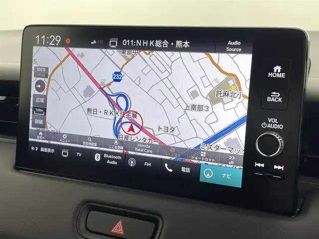 ホンダ ヴェゼル ハイブリッド e:HEV Z 熊本県 2025(令7)年 0.1万km未満 プラチナホワイトパール 登録済未使用車/純正ナビ（ＡｐｐｌＣａｒＰｌａｙ・ＡｎｄｒｏｉｄＡｕｔｏ・フルセグ・ＢＴ・ＵＳＢ）　/バックカメラ　/ビルトインＥＴＣ　/ホンダセンシング/・衝突軽減ブレーキ/・誤発進抑制機能/・後方誤発進抑制機能/・近距離衝突軽減ブレーキ/・歩行者事故低減ステアリング/・路外逸脱制御機能/・アダブティブクルーズコントロール/・渋滞運転支援機能/・先行車発進お知らせ/・標識認識システム/・ブラインドスポットモニター/・車線維持支援システム/・オートハイビーム/横滑り防止/ダウンヒルアシスト/置くだけ充電/前席シートヒーター/ステアリングヒーター/パワーバックドア/パドルシフト/ブレーキホールド/ハーフレザーシート/純正１８インチAW/フロントシーケンシャルウインカー/オートライト/LEDヘッドライト/フォグライト/スマートキー/プッシュスタート/スペアキー1本/保証書/取扱説明書