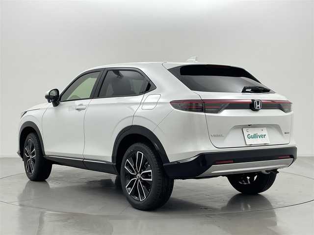 ホンダ ヴェゼル ハイブリッド e:HEV Z 熊本県 2025(令7)年 0.1千km プラチナホワイトパール 登録済未使用車/純正ナビ（ＡｐｐｌＣａｒＰｌａｙ・ＡｎｄｒｏｉｄＡｕｔｏ・フルセグ・ＢＴ・ＵＳＢ）　/バックカメラ　/ビルトインＥＴＣ　/ホンダセンシング/・衝突軽減ブレーキ/・誤発進抑制機能/・後方誤発進抑制機能/・近距離衝突軽減ブレーキ/・歩行者事故低減ステアリング/・路外逸脱制御機能/・アダブティブクルーズコントロール/・渋滞運転支援機能/・先行車発進お知らせ/・標識認識システム/・ブラインドスポットモニター/・車線維持支援システム/・オートハイビーム/横滑り防止/ダウンヒルアシスト/置くだけ充電/前席シートヒーター/ステアリングヒーター/パワーバックドア/パドルシフト/ブレーキホールド/ハーフレザーシート/純正１８インチAW/フロントシーケンシャルウインカー/オートライト/LEDヘッドライト/フォグライト/スマートキー/プッシュスタート/スペアキー1本/保証書/取扱説明書