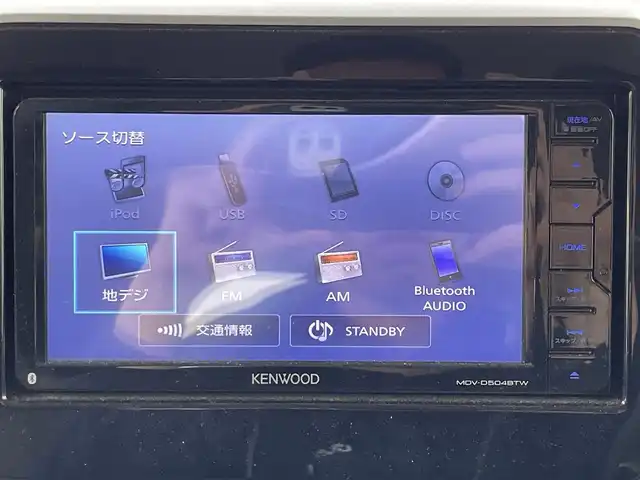 スズキ スペーシア カスタム HYBRID XS ターボ 大阪府 2018(平30)年 10.4万km ブレイブカーキパール/ブラック2トーン (株)IDOMが運営する【じしゃロン東大阪店】の自社ローン専用車両になります。こちらは現金またはオートローンご利用時の価格です。自社ローンご希望の方は別途その旨お申付け下さい/7インチＳＤナビ(MDV-D504BTW)/(AM/FM/CD/DVD/Bluetooth/iPod/USB/SD/フルセグTV)/バックカメラ/衝突軽減ブレーキ/レーンキープアシスト/クルーズコントロール/コーナーセンサー/両側パワースライドドア/横滑り防止装置/ハーフレザーシート/運転席シートヒーター/アイドリングストップ/電動格納ミラー/革巻きステアリング/ステアリングスイッチ/パドルシフト/オートライト/LEDヘッドライト/フロントフォグ/オートマチックハイビーム/純正フロアマット/純正ドアバイザー/プッシュスタート/スマートキー/スペアキー