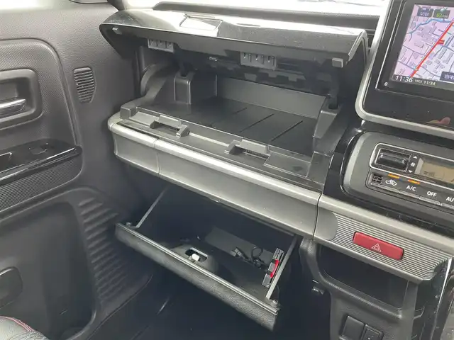 スズキ スペーシア カスタム HYBRID XS ターボ 大阪府 2018(平30)年 10.4万km ブレイブカーキパール/ブラック2トーン (株)IDOMが運営する【じしゃロン東大阪店】の自社ローン専用車両になります。こちらは現金またはオートローンご利用時の価格です。自社ローンご希望の方は別途その旨お申付け下さい/7インチＳＤナビ(MDV-D504BTW)/(AM/FM/CD/DVD/Bluetooth/iPod/USB/SD/フルセグTV)/バックカメラ/衝突軽減ブレーキ/レーンキープアシスト/クルーズコントロール/コーナーセンサー/両側パワースライドドア/横滑り防止装置/ハーフレザーシート/運転席シートヒーター/アイドリングストップ/電動格納ミラー/革巻きステアリング/ステアリングスイッチ/パドルシフト/オートライト/LEDヘッドライト/フロントフォグ/オートマチックハイビーム/純正フロアマット/純正ドアバイザー/プッシュスタート/スマートキー/スペアキー