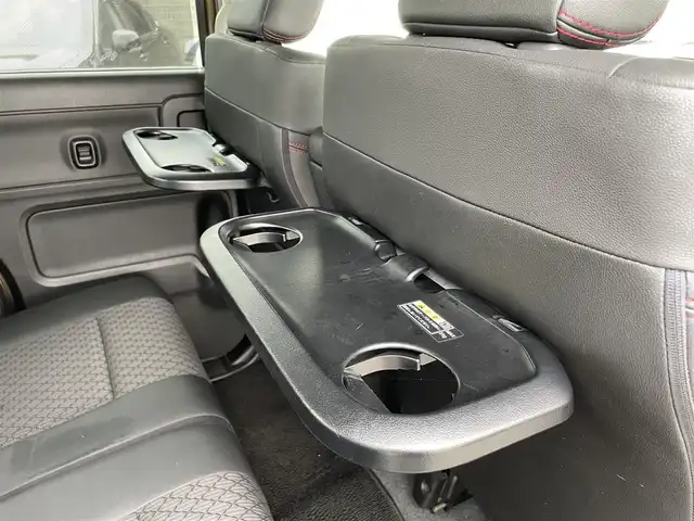 スズキ スペーシア カスタム HYBRID XS ターボ 大阪府 2018(平30)年 10.4万km ブレイブカーキパール/ブラック2トーン (株)IDOMが運営する【じしゃロン東大阪店】の自社ローン専用車両になります。こちらは現金またはオートローンご利用時の価格です。自社ローンご希望の方は別途その旨お申付け下さい/7インチＳＤナビ(MDV-D504BTW)/(AM/FM/CD/DVD/Bluetooth/iPod/USB/SD/フルセグTV)/バックカメラ/衝突軽減ブレーキ/レーンキープアシスト/クルーズコントロール/コーナーセンサー/両側パワースライドドア/横滑り防止装置/ハーフレザーシート/運転席シートヒーター/アイドリングストップ/電動格納ミラー/革巻きステアリング/ステアリングスイッチ/パドルシフト/オートライト/LEDヘッドライト/フロントフォグ/オートマチックハイビーム/純正フロアマット/純正ドアバイザー/プッシュスタート/スマートキー/スペアキー
