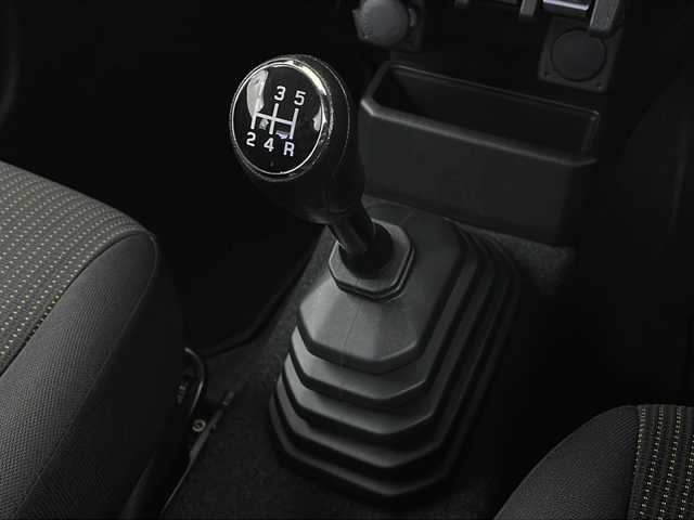 スズキ ジムニー XL 新潟県 2018(平30)年 2.4万km スペリアホワイト 4WD/5速MT/社外SDナビ/(AVN-D9)/(フルセグTV/Bluetooth/CD/DVD/USB)/バックカメラ/横滑り防止装置/盗難防止装置/ダウンヒルアシストコントロール/Ｄ＋Ｎ席シートヒーター/ETC/前方ドライブレコーダー/ラダー/社外マフラー(純正マフラー車載)/社外サイドマーカー/チューンアップトゥイーター/スペアキー1本