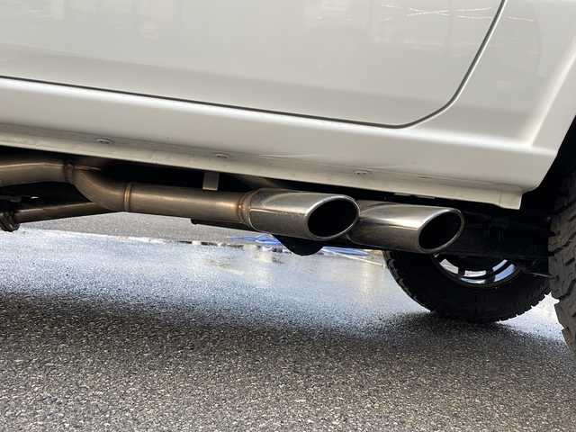 スズキ ジムニー XL 新潟県 2018(平30)年 2.4万km スペリアホワイト 4WD/5速MT/社外SDナビ/(AVN-D9)/(フルセグTV/Bluetooth/CD/DVD/USB)/バックカメラ/横滑り防止装置/盗難防止装置/ダウンヒルアシストコントロール/Ｄ＋Ｎ席シートヒーター/ETC/前方ドライブレコーダー/ラダー/社外マフラー(純正マフラー車載)/社外サイドマーカー/チューンアップトゥイーター/スペアキー1本