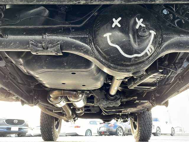 スズキ ジムニー XL 新潟県 2018(平30)年 2.4万km スペリアホワイト 4WD/5速MT/社外SDナビ/(AVN-D9)/(フルセグTV/Bluetooth/CD/DVD/USB)/バックカメラ/横滑り防止装置/盗難防止装置/ダウンヒルアシストコントロール/Ｄ＋Ｎ席シートヒーター/ETC/前方ドライブレコーダー/ラダー/社外マフラー(純正マフラー車載)/社外サイドマーカー/チューンアップトゥイーター/スペアキー1本