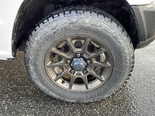 スズキ ジムニー XL 新潟県 2018(平30)年 2.4万km スペリアホワイト 4WD/5速MT/社外SDナビ/(AVN-D9)/(フルセグTV/Bluetooth/CD/DVD/USB)/バックカメラ/横滑り防止装置/盗難防止装置/ダウンヒルアシストコントロール/Ｄ＋Ｎ席シートヒーター/ETC/前方ドライブレコーダー/ラダー/社外マフラー(純正マフラー車載)/社外サイドマーカー/チューンアップトゥイーター/スペアキー1本