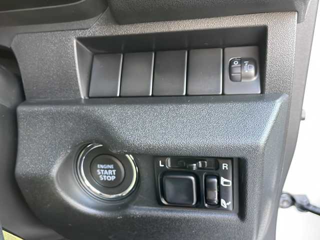 スズキ ジムニー XL 新潟県 2018(平30)年 2.4万km スペリアホワイト 4WD/5速MT/社外SDナビ/(AVN-D9)/(フルセグTV/Bluetooth/CD/DVD/USB)/バックカメラ/横滑り防止装置/盗難防止装置/ダウンヒルアシストコントロール/Ｄ＋Ｎ席シートヒーター/ETC/前方ドライブレコーダー/ラダー/社外マフラー(純正マフラー車載)/社外サイドマーカー/チューンアップトゥイーター/スペアキー1本