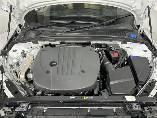 ボルボ Ｖ６０ アルティメット B4 佐賀県 2022(令4)年 1.4万km クリスタルホワイトP 純正9インチディスプレイオーディオ/AppleCarPlay/AndroidAuto/Bluetooth/全周囲カメラ/前後ドライブレコーダー/レーダークルーズコントロール/ヘッドアップディスプレイ/ロードサインアシスト/レーンアシスト/衝突被害軽減システム/運転席・助手席パワーシート/運転席・助手席シートベンチレーション/全座席シートヒーター/ステアリングヒーター/パワーバックドア/LEDヘッドライト/オートマチックハイビーム/フォグライト