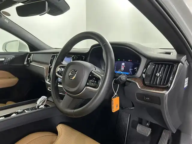 ボルボ Ｖ６０ アルティメット B4 佐賀県 2022(令4)年 1.4万km クリスタルホワイトP 純正9インチディスプレイオーディオ/AppleCarPlay/AndroidAuto/Bluetooth/全周囲カメラ/前後ドライブレコーダー/レーダークルーズコントロール/ヘッドアップディスプレイ/ロードサインアシスト/レーンアシスト/衝突被害軽減システム/運転席・助手席パワーシート/運転席・助手席シートベンチレーション/全座席シートヒーター/ステアリングヒーター/パワーバックドア/LEDヘッドライト/オートマチックハイビーム/フォグライト