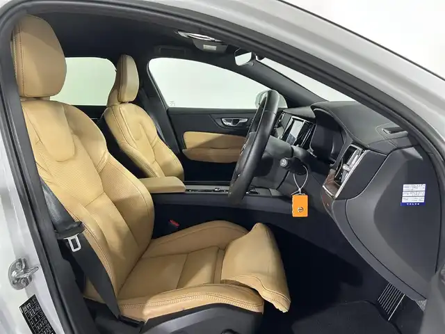 ボルボ Ｖ６０ アルティメット B4 佐賀県 2022(令4)年 1.4万km クリスタルホワイトP 純正9インチディスプレイオーディオ/AppleCarPlay/AndroidAuto/Bluetooth/全周囲カメラ/前後ドライブレコーダー/レーダークルーズコントロール/ヘッドアップディスプレイ/ロードサインアシスト/レーンアシスト/衝突被害軽減システム/運転席・助手席パワーシート/運転席・助手席シートベンチレーション/全座席シートヒーター/ステアリングヒーター/パワーバックドア/LEDヘッドライト/オートマチックハイビーム/フォグライト