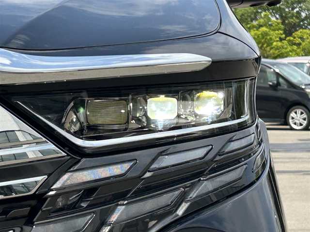 トヨタ アルファード Z 青森県 2024(令6)年 1.3万km ブラック ・4WD/・寒冷地仕様/・ムーンルーフ/・本革シート（黒）/・モデリスタエアロ/・純正9型ナビ/・純正フリップダウンモニター/・フルセグ/・全方位カメラ/・Bluetooth/・衝突軽減ブレーキ/・アダプティブクルーズコントロール/・レーンキープアシスト/・ヘッドアップディスプレイ/・ブラインドスポットモニター/・パーキングアシスト/・自動駐車システム/・ワイパーデアイサー/・横滑り防止装置/・パワーバックドア/・オットマン/・両側パワースライドドア/・オートライト/・オートマチックハイビーム/・LEDヘッドライト/・フォグランプ/・全席シートヒーター/・全席エアーシート/・全席パワーシート/・純正18インチAW/・ETC2.0/・ダブルサイドエアバック/・純正フロアマット/・保証書/・取扱説明書/・スペアキーあり