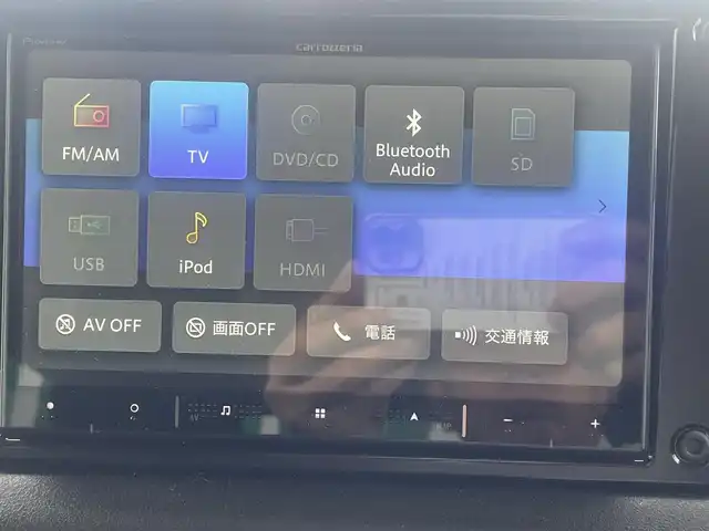 スズキ ジムニー XC 三重県 2025(令7)年 0.2万km ジャングルグリーン カロッツェリアメモリナビ/　＊フルセグテレビ/Bluetooth/CD/DVD/セーフティサポート（予防安全技術）/アイドリングストップ/クルーズコントロール/LEDヘッドランプ/オートライト/ヘッドランプウォッシャー/ブラックドアミラー（電動格納機能/ヒーター/ウィンカー）/背面タイヤ/175/80R16タイヤ/　＊16インチアルミホイール/プライバシーガラス/革巻ステアリングホイール/SRSエアバック（運転席/助手席/サイド/カーテン）/オートエアコン/キーレス/プッシュスタート