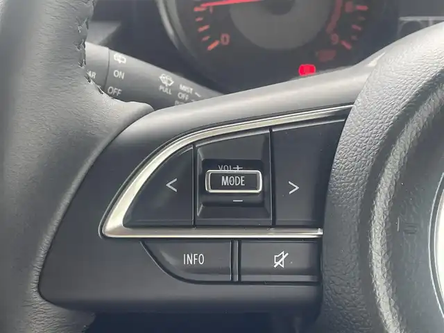 スズキ ジムニー XC 三重県 2025(令7)年 0.2万km ジャングルグリーン カロッツェリアメモリナビ/　＊フルセグテレビ/Bluetooth/CD/DVD/セーフティサポート（予防安全技術）/アイドリングストップ/クルーズコントロール/LEDヘッドランプ/オートライト/ヘッドランプウォッシャー/ブラックドアミラー（電動格納機能/ヒーター/ウィンカー）/背面タイヤ/175/80R16タイヤ/　＊16インチアルミホイール/プライバシーガラス/革巻ステアリングホイール/SRSエアバック（運転席/助手席/サイド/カーテン）/オートエアコン/キーレス/プッシュスタート