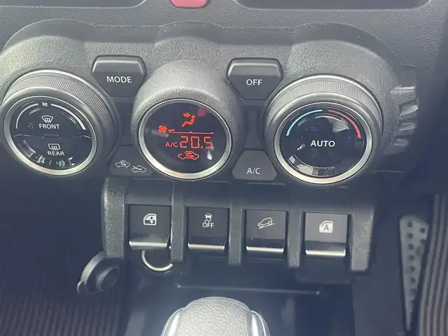 スズキ ジムニー XC 三重県 2025(令7)年 0.2万km ジャングルグリーン カロッツェリアメモリナビ/　＊フルセグテレビ/Bluetooth/CD/DVD/セーフティサポート（予防安全技術）/アイドリングストップ/クルーズコントロール/LEDヘッドランプ/オートライト/ヘッドランプウォッシャー/ブラックドアミラー（電動格納機能/ヒーター/ウィンカー）/背面タイヤ/175/80R16タイヤ/　＊16インチアルミホイール/プライバシーガラス/革巻ステアリングホイール/SRSエアバック（運転席/助手席/サイド/カーテン）/オートエアコン/キーレス/プッシュスタート