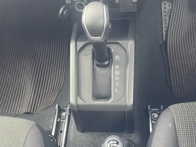 スズキ ジムニー XC 三重県 2025(令7)年 0.2万km ジャングルグリーン カロッツェリアメモリナビ/　＊フルセグテレビ/Bluetooth/CD/DVD/セーフティサポート（予防安全技術）/アイドリングストップ/クルーズコントロール/LEDヘッドランプ/オートライト/ヘッドランプウォッシャー/ブラックドアミラー（電動格納機能/ヒーター/ウィンカー）/背面タイヤ/175/80R16タイヤ/　＊16インチアルミホイール/プライバシーガラス/革巻ステアリングホイール/SRSエアバック（運転席/助手席/サイド/カーテン）/オートエアコン/キーレス/プッシュスタート