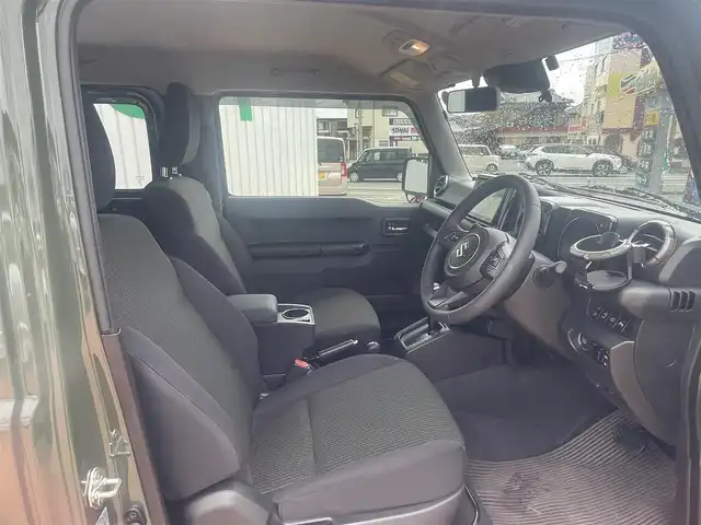 スズキ ジムニー XC 三重県 2025(令7)年 0.2万km ジャングルグリーン カロッツェリアメモリナビ/　＊フルセグテレビ/Bluetooth/CD/DVD/セーフティサポート（予防安全技術）/アイドリングストップ/クルーズコントロール/LEDヘッドランプ/オートライト/ヘッドランプウォッシャー/ブラックドアミラー（電動格納機能/ヒーター/ウィンカー）/背面タイヤ/175/80R16タイヤ/　＊16インチアルミホイール/プライバシーガラス/革巻ステアリングホイール/SRSエアバック（運転席/助手席/サイド/カーテン）/オートエアコン/キーレス/プッシュスタート