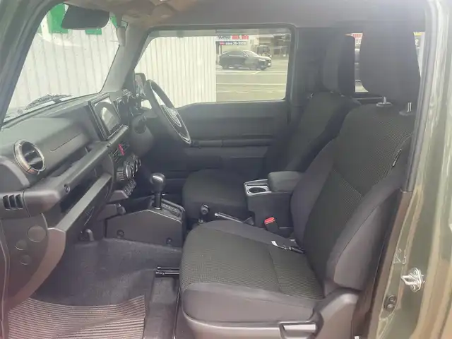 スズキ ジムニー XC 三重県 2025(令7)年 0.2万km ジャングルグリーン カロッツェリアメモリナビ/　＊フルセグテレビ/Bluetooth/CD/DVD/セーフティサポート（予防安全技術）/アイドリングストップ/クルーズコントロール/LEDヘッドランプ/オートライト/ヘッドランプウォッシャー/ブラックドアミラー（電動格納機能/ヒーター/ウィンカー）/背面タイヤ/175/80R16タイヤ/　＊16インチアルミホイール/プライバシーガラス/革巻ステアリングホイール/SRSエアバック（運転席/助手席/サイド/カーテン）/オートエアコン/キーレス/プッシュスタート