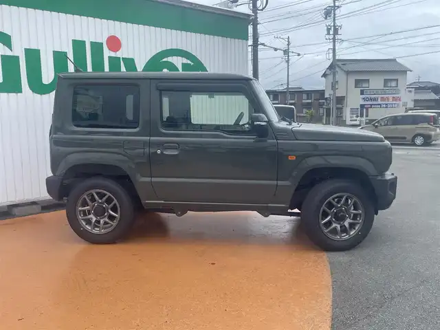 スズキ ジムニー XC 三重県 2025(令7)年 0.2万km ジャングルグリーン カロッツェリアメモリナビ/　＊フルセグテレビ/Bluetooth/CD/DVD/セーフティサポート（予防安全技術）/アイドリングストップ/クルーズコントロール/LEDヘッドランプ/オートライト/ヘッドランプウォッシャー/ブラックドアミラー（電動格納機能/ヒーター/ウィンカー）/背面タイヤ/175/80R16タイヤ/　＊16インチアルミホイール/プライバシーガラス/革巻ステアリングホイール/SRSエアバック（運転席/助手席/サイド/カーテン）/オートエアコン/キーレス/プッシュスタート