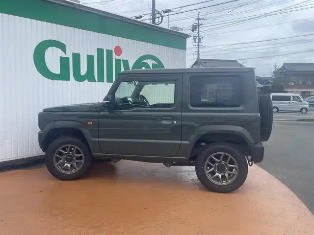 スズキ ジムニー XC 三重県 2025(令7)年 0.2万km ジャングルグリーン カロッツェリアメモリナビ/　＊フルセグテレビ/Bluetooth/CD/DVD/セーフティサポート（予防安全技術）/アイドリングストップ/クルーズコントロール/LEDヘッドランプ/オートライト/ヘッドランプウォッシャー/ブラックドアミラー（電動格納機能/ヒーター/ウィンカー）/背面タイヤ/175/80R16タイヤ/　＊16インチアルミホイール/プライバシーガラス/革巻ステアリングホイール/SRSエアバック（運転席/助手席/サイド/カーテン）/オートエアコン/キーレス/プッシュスタート