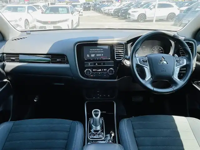 三菱 アウトランダー ＰＨＥＶ G 徳島県 2019(平31)年 1.9万km ルビーブラックP ・純正ナビ/・全方位モニター/・オプションＢＳＭ/・フルセグテレビ/・ＥＴＣ2.0/・ドライブレコーダー/・クリアランスソナー/・パワーシート/・ステアリングヒーター/・１００Ｖ電源/・シートヒーター/・ＬＥＤライト/・充電ケーブル/・スマートキー/・プッシュスタート