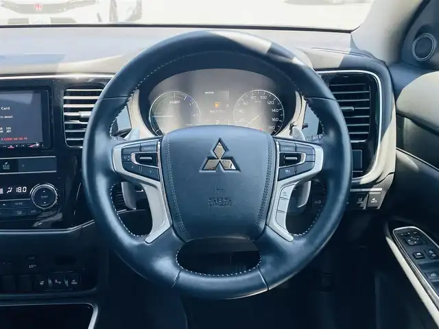 三菱 アウトランダー ＰＨＥＶ G 徳島県 2019(平31)年 1.9万km ルビーブラックP ・純正ナビ/・全方位モニター/・オプションＢＳＭ/・フルセグテレビ/・ＥＴＣ2.0/・ドライブレコーダー/・クリアランスソナー/・パワーシート/・ステアリングヒーター/・１００Ｖ電源/・シートヒーター/・ＬＥＤライト/・充電ケーブル/・スマートキー/・プッシュスタート