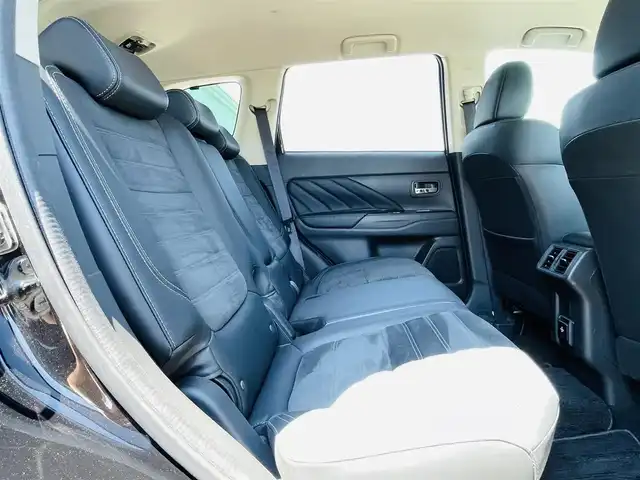 三菱 アウトランダー ＰＨＥＶ G 徳島県 2019(平31)年 1.9万km ルビーブラックP ・純正ナビ/・全方位モニター/・オプションＢＳＭ/・フルセグテレビ/・ＥＴＣ2.0/・ドライブレコーダー/・クリアランスソナー/・パワーシート/・ステアリングヒーター/・１００Ｖ電源/・シートヒーター/・ＬＥＤライト/・充電ケーブル/・スマートキー/・プッシュスタート