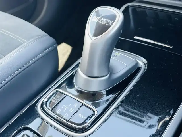 三菱 アウトランダー ＰＨＥＶ G 徳島県 2019(平31)年 1.9万km ルビーブラックP ・純正ナビ/・全方位モニター/・オプションＢＳＭ/・フルセグテレビ/・ＥＴＣ2.0/・ドライブレコーダー/・クリアランスソナー/・パワーシート/・ステアリングヒーター/・１００Ｖ電源/・シートヒーター/・ＬＥＤライト/・充電ケーブル/・スマートキー/・プッシュスタート