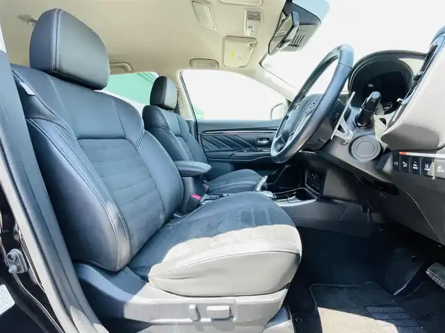 三菱 アウトランダー ＰＨＥＶ G 徳島県 2019(平31)年 1.9万km ルビーブラックP ・純正ナビ/・全方位モニター/・オプションＢＳＭ/・フルセグテレビ/・ＥＴＣ2.0/・ドライブレコーダー/・クリアランスソナー/・パワーシート/・ステアリングヒーター/・１００Ｖ電源/・シートヒーター/・ＬＥＤライト/・充電ケーブル/・スマートキー/・プッシュスタート