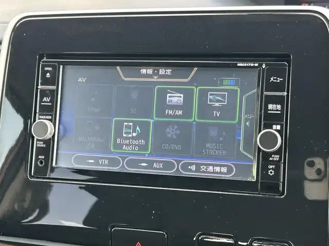 日産 セレナ ハイウェイスター Vセレクション 埼玉県 2017(平29)年 12.8万km マルーンレッド 2トーン (株)IDOMが運営する【じしゃロン鳩ヶ谷店】の自社ローン専用車両になりますこちらは現金またはオートローンご利用時の価格です。自社ローンご希望の方は別途その旨お申付け下さい/純正SDナビ(品番:MM317D-W)/・AM/FM・CD・DVD・BT・AUX/セーフティパックA/・踏み間違い衝突防止アシスト/・インテリジェント パーキングアシスト/・進入禁止標識検知/両側パワースライドドア/ハンズフリーオートスライドドア/LDW(車線逸脱警報)/クリアランスソナー/アラウンドビューモニター/前後ドライブレコーダー(品番：ZDR-015)/ETC/純正フロアマット/ステアリングスイッチ/D+N席背面ドリンクホルダー/LEDヘッドライト/電格ウインカーミラー