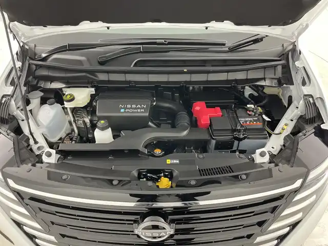 日産 セレナ e－パワー ハイウェイスター V 愛知県 2025(令7)年 0.1千km プリズムホワイト 登録済未使用車/純正12.3インチナビ/（AM/FM/Bluetooth/USB/フルセグTV）/全方位カメラ/フリップダウンモニター/ワイヤレス充電/衝突軽減ブレーキ/レーンキープアシスト/オートマチックハイビーム/プロパイロット/レーダークルーズコントロール/コーナーセンサー/ブラインドスポットモニター/デジタルインナーミラー/ETC2.0/前後ドライブレコーダー/両側パワースライドドア/純正16インチアルミホイール/スマートキー/スペアキー1本/プッシュスタート/LEDヘッドライト/フロントフォグランプ/横滑り防止装置/電子パーキングブレーキ/オートホールド/電動格納ミラー