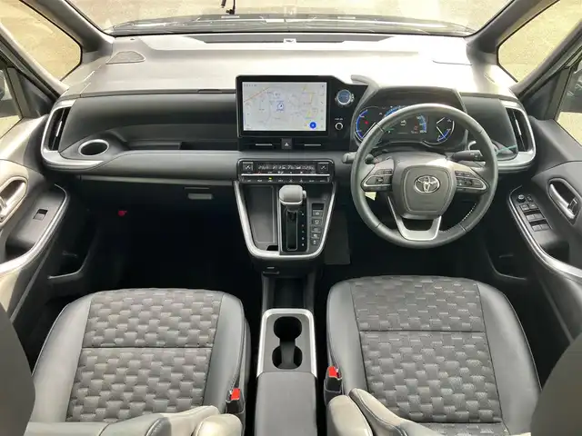 トヨタ ヴォクシー ハイブリッド S－Z 静岡県 2023(令5)年 5.9万km グリッターブラックガラスフレーク 純正10.5インチナビ(CD/DVD/BT/フルセグ)/14インチ後席モニター(V14T-R72R)/純正ETC2.0/ドライブレコーダー前後+車内/エンジンスタートボタン/パワーステアリング/パワーウィンドウ/アイドリングストップ/100V充電/スマートキー/Wオートエアコン/レーダークルーズコントロール/USB入力端子/バックカメラ/三列シート/純正フロアマット/ハーフレザーシート/D席N席シートヒーター/両側パワースライドドア/純正17インチアルミホイール/ABS/横滑り防止装置/コーナーセンサー前後/レーンキープアシスト/オートライト/オートマチックハイビーム/LEDヘッドライト/W+サイドエアバック/衝突軽減システム/HDMI接続