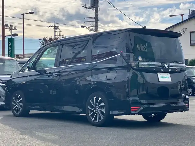 トヨタ ヴォクシー ハイブリッド S－Z 静岡県 2023(令5)年 5.9万km グリッターブラックガラスフレーク 純正10.5インチナビ(CD/DVD/BT/フルセグ)/14インチ後席モニター(V14T-R72R)/純正ETC2.0/ドライブレコーダー前後+車内/エンジンスタートボタン/パワーステアリング/パワーウィンドウ/アイドリングストップ/100V充電/スマートキー/Wオートエアコン/レーダークルーズコントロール/USB入力端子/バックカメラ/三列シート/純正フロアマット/ハーフレザーシート/D席N席シートヒーター/両側パワースライドドア/純正17インチアルミホイール/ABS/横滑り防止装置/コーナーセンサー前後/レーンキープアシスト/オートライト/オートマチックハイビーム/LEDヘッドライト/W+サイドエアバック/衝突軽減システム/HDMI接続