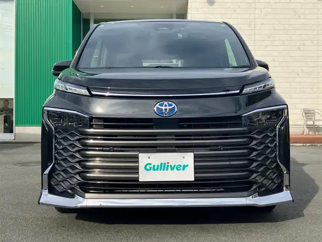 トヨタ ヴォクシー ハイブリッド S－Z 静岡県 2023(令5)年 5.9万km グリッターブラックガラスフレーク 純正10.5インチナビ(CD/DVD/BT/フルセグ)/14インチ後席モニター(V14T-R72R)/純正ETC2.0/ドライブレコーダー前後+車内/エンジンスタートボタン/パワーステアリング/パワーウィンドウ/アイドリングストップ/100V充電/スマートキー/Wオートエアコン/レーダークルーズコントロール/USB入力端子/バックカメラ/三列シート/純正フロアマット/ハーフレザーシート/D席N席シートヒーター/両側パワースライドドア/純正17インチアルミホイール/ABS/横滑り防止装置/コーナーセンサー前後/レーンキープアシスト/オートライト/オートマチックハイビーム/LEDヘッドライト/W+サイドエアバック/衝突軽減システム/HDMI接続