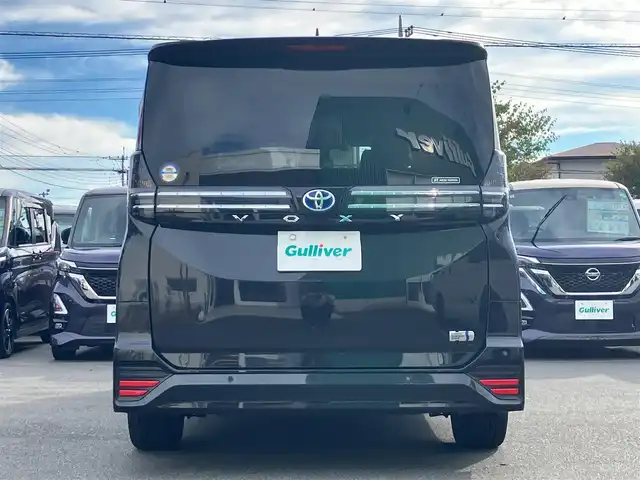 トヨタ ヴォクシー ハイブリッド S－Z 静岡県 2023(令5)年 5.9万km グリッターブラックガラスフレーク 純正10.5インチナビ(CD/DVD/BT/フルセグ)/14インチ後席モニター(V14T-R72R)/純正ETC2.0/ドライブレコーダー前後+車内/エンジンスタートボタン/パワーステアリング/パワーウィンドウ/アイドリングストップ/100V充電/スマートキー/Wオートエアコン/レーダークルーズコントロール/USB入力端子/バックカメラ/三列シート/純正フロアマット/ハーフレザーシート/D席N席シートヒーター/両側パワースライドドア/純正17インチアルミホイール/ABS/横滑り防止装置/コーナーセンサー前後/レーンキープアシスト/オートライト/オートマチックハイビーム/LEDヘッドライト/W+サイドエアバック/衝突軽減システム/HDMI接続