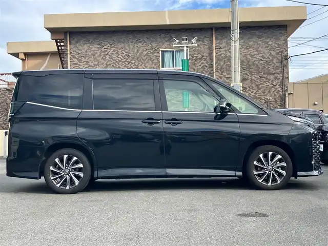 トヨタ ヴォクシー ハイブリッド S－Z 静岡県 2023(令5)年 5.9万km グリッターブラックガラスフレーク 純正10.5インチナビ(CD/DVD/BT/フルセグ)/14インチ後席モニター(V14T-R72R)/純正ETC2.0/ドライブレコーダー前後+車内/エンジンスタートボタン/パワーステアリング/パワーウィンドウ/アイドリングストップ/100V充電/スマートキー/Wオートエアコン/レーダークルーズコントロール/USB入力端子/バックカメラ/三列シート/純正フロアマット/ハーフレザーシート/D席N席シートヒーター/両側パワースライドドア/純正17インチアルミホイール/ABS/横滑り防止装置/コーナーセンサー前後/レーンキープアシスト/オートライト/オートマチックハイビーム/LEDヘッドライト/W+サイドエアバック/衝突軽減システム/HDMI接続