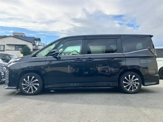 トヨタ ヴォクシー ハイブリッド S－Z 静岡県 2023(令5)年 5.9万km グリッターブラックガラスフレーク 純正10.5インチナビ(CD/DVD/BT/フルセグ)/14インチ後席モニター(V14T-R72R)/純正ETC2.0/ドライブレコーダー前後+車内/エンジンスタートボタン/パワーステアリング/パワーウィンドウ/アイドリングストップ/100V充電/スマートキー/Wオートエアコン/レーダークルーズコントロール/USB入力端子/バックカメラ/三列シート/純正フロアマット/ハーフレザーシート/D席N席シートヒーター/両側パワースライドドア/純正17インチアルミホイール/ABS/横滑り防止装置/コーナーセンサー前後/レーンキープアシスト/オートライト/オートマチックハイビーム/LEDヘッドライト/W+サイドエアバック/衝突軽減システム/HDMI接続