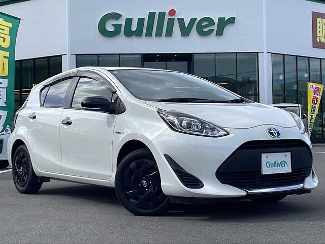 トヨタ アクア S グランパー 長野県 2020(令2)年 5.6万km ホワイトパールクリスタルシャイン 禁煙車/社外ナビ/【CN-RE06D】/BluetoothAudio/DVD再生可能/フルセグTV/バックカメラ/ETC/ステアリングスイッチ/LEDヘッドライト/電動格納ミラー/純正フロアマット/ドアバイザー