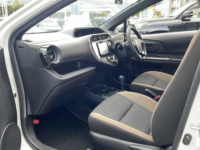 トヨタ アクア S グランパー 長野県 2020(令2)年 5.6万km ホワイトパールクリスタルシャイン 禁煙車/社外ナビ/【CN-RE06D】/BluetoothAudio/DVD再生可能/フルセグTV/バックカメラ/ETC/ステアリングスイッチ/LEDヘッドライト/電動格納ミラー/純正フロアマット/ドアバイザー