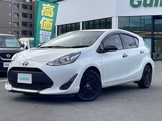 トヨタ アクア S グランパー 長野県 2020(令2)年 5.6万km ホワイトパールクリスタルシャイン 禁煙車/社外ナビ/【CN-RE06D】/BluetoothAudio/DVD再生可能/フルセグTV/バックカメラ/ETC/ステアリングスイッチ/LEDヘッドライト/電動格納ミラー/純正フロアマット/ドアバイザー