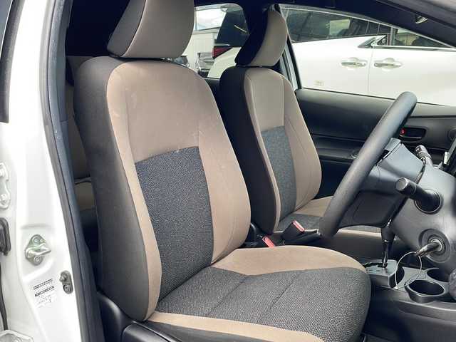 トヨタ アクア S グランパー 長野県 2020(令2)年 5.6万km ホワイトパールクリスタルシャイン 禁煙車/社外ナビ/【CN-RE06D】/BluetoothAudio/DVD再生可能/フルセグTV/バックカメラ/ETC/ステアリングスイッチ/LEDヘッドライト/電動格納ミラー/純正フロアマット/ドアバイザー