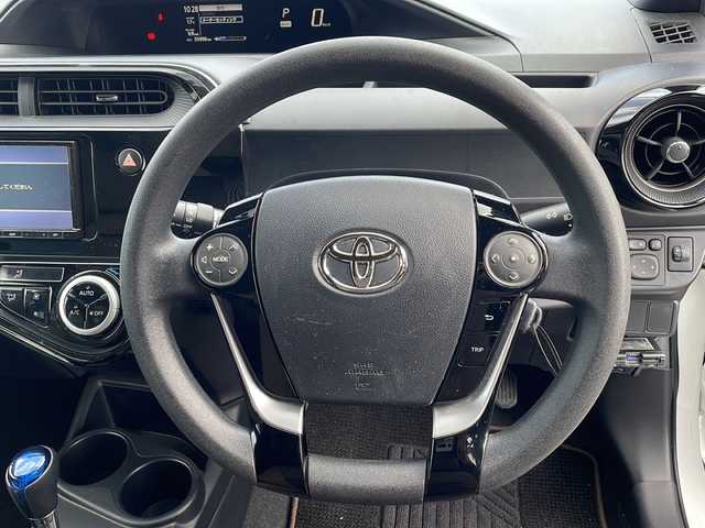 トヨタ アクア S グランパー 長野県 2020(令2)年 5.6万km ホワイトパールクリスタルシャイン 禁煙車/社外ナビ/【CN-RE06D】/BluetoothAudio/DVD再生可能/フルセグTV/バックカメラ/ETC/ステアリングスイッチ/LEDヘッドライト/電動格納ミラー/純正フロアマット/ドアバイザー